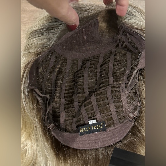 Belle Tress Amaretto Wig In Tres Leches Blonde! Beautiful Wavy Short Wig - Picture 7 of 8